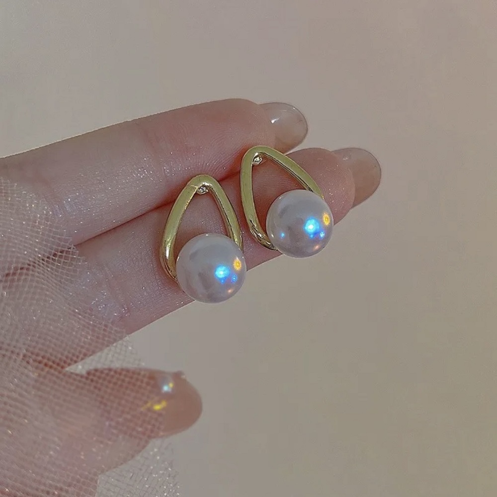 Triangle Waterdrop Pearl Stud Earring